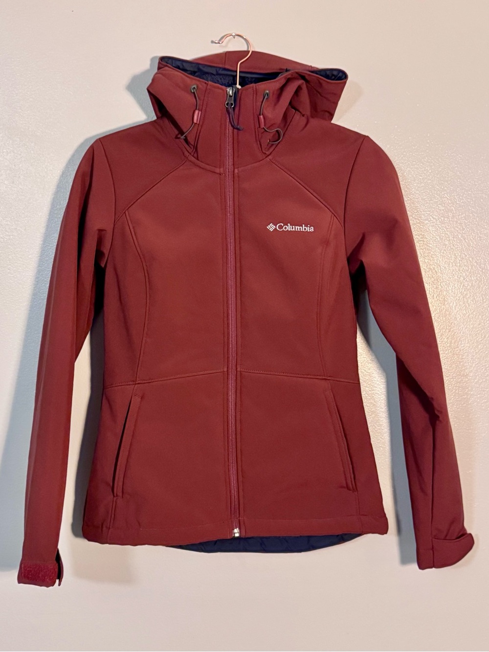 Columbia Women's Burgundy Hooded Windproof Lined Waterproof Jacket